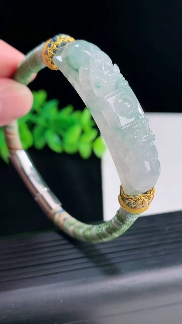 天然A货翡翠飘花貔貅手牌，尺寸47.5-10-10重量:21.29g
4月12日