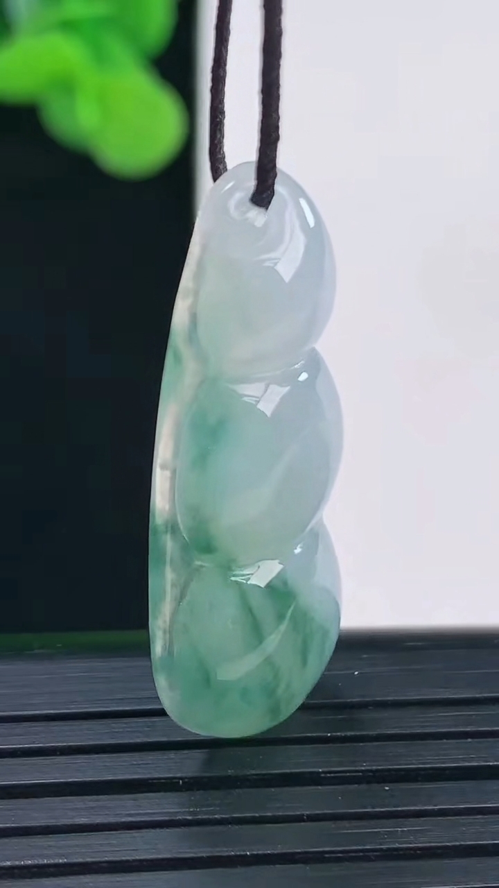 天然A货翡翠飘花福豆吊坠尺寸33.8-13.5-5.4重量:4.45g
4月12日