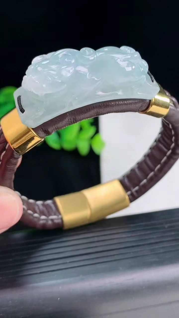 天然A货翡翠飘花貔貅手牌尺寸39-22.5-12.6重量:35.48g
4月12日