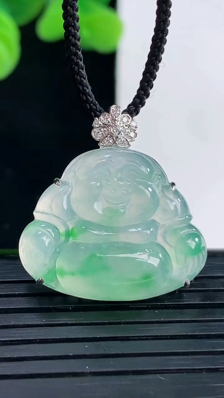 天然A货翡翠佛公吊坠尺寸25.6-19.8-14.9-7.2重量:5.52g
4月12日