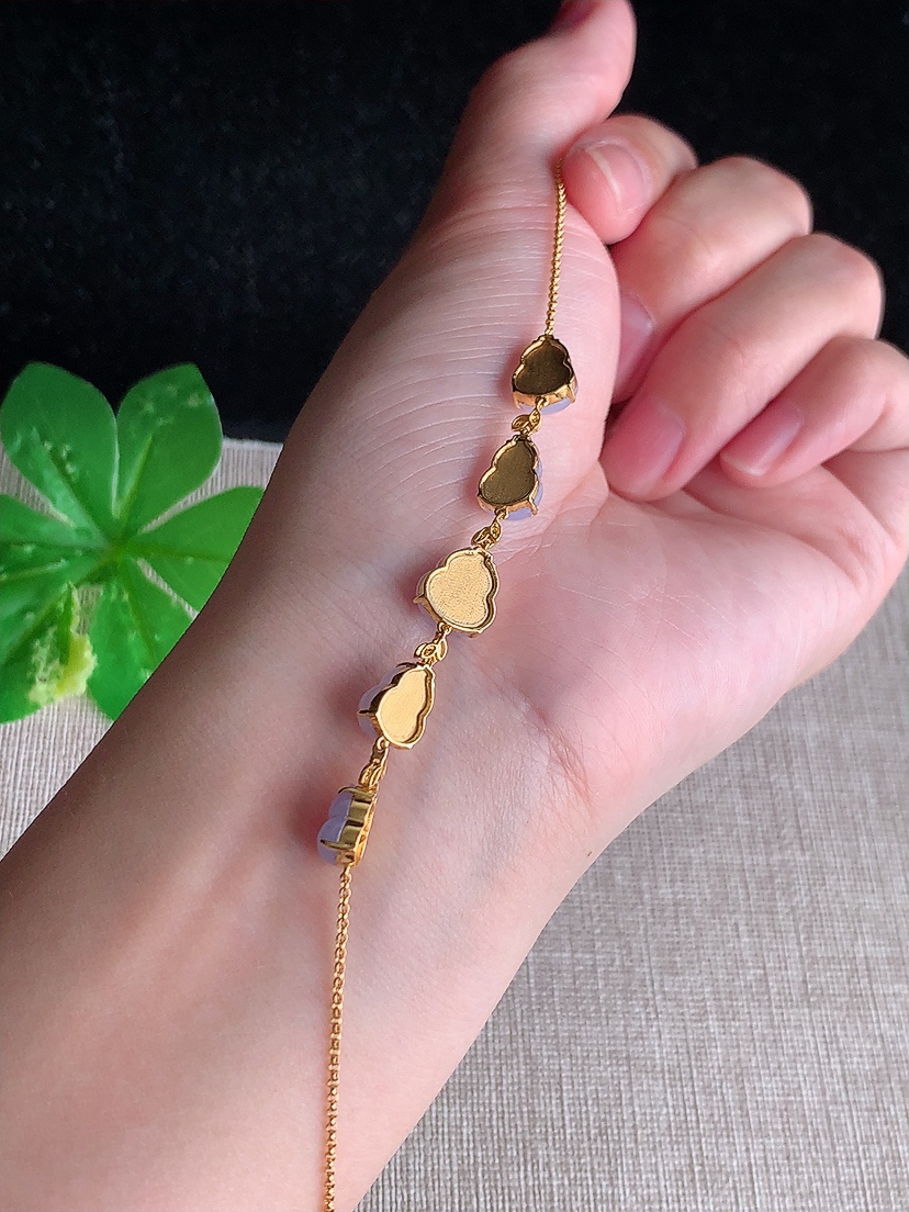 天然A货翡翠18K金镶嵌紫罗兰葫芦手链 
尺寸9.2-8-4.4mm 重量4.14g 0410