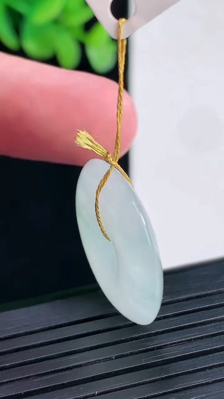 天然A货翡翠飘花平安扣吊坠，尺寸25-5重量:6.24g
4月12日