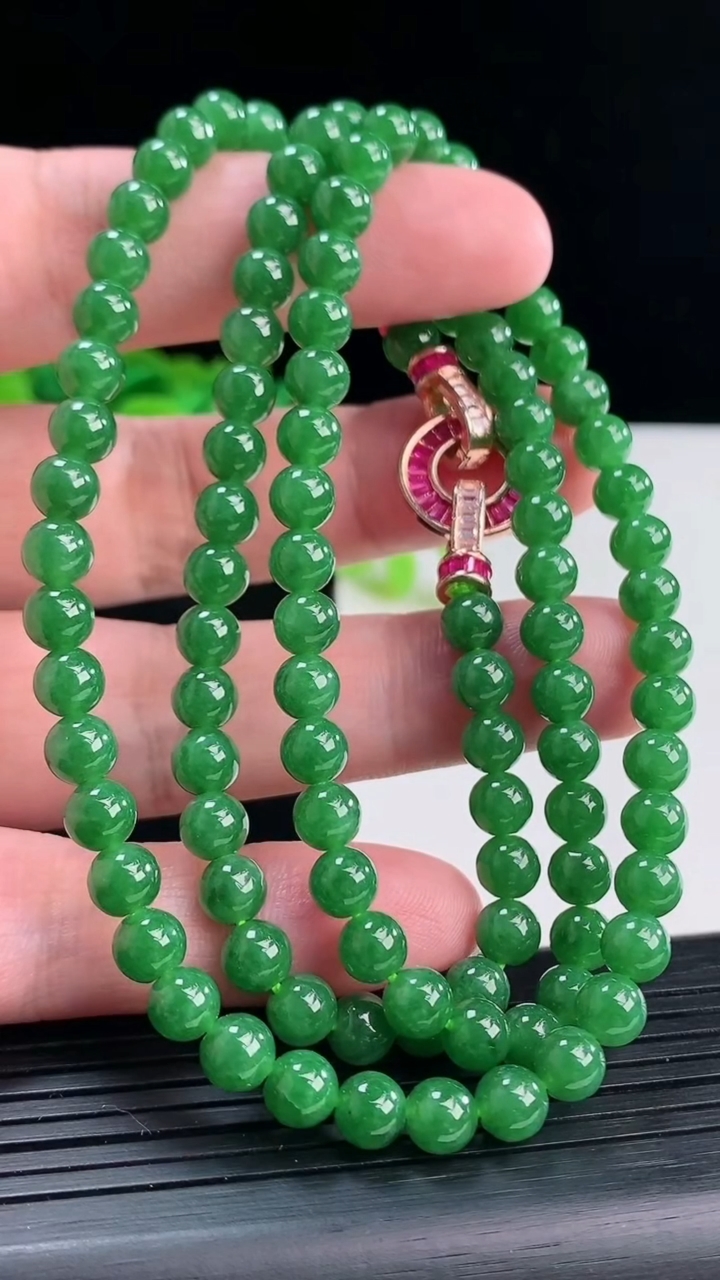 天然A货翡翠圆珠项链，尺寸6-116颗 重量:42.50g
4月12日