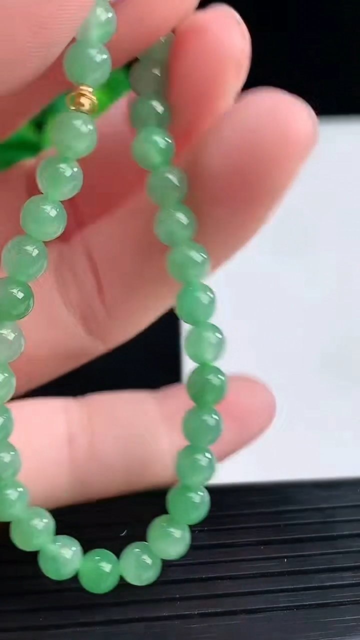 天然A货翡翠圆珠手串尺寸4.6重量:7.76g4月12日
工厂直销收藏佳品,种好水足，色泽均匀，有种有色，上手高大气！