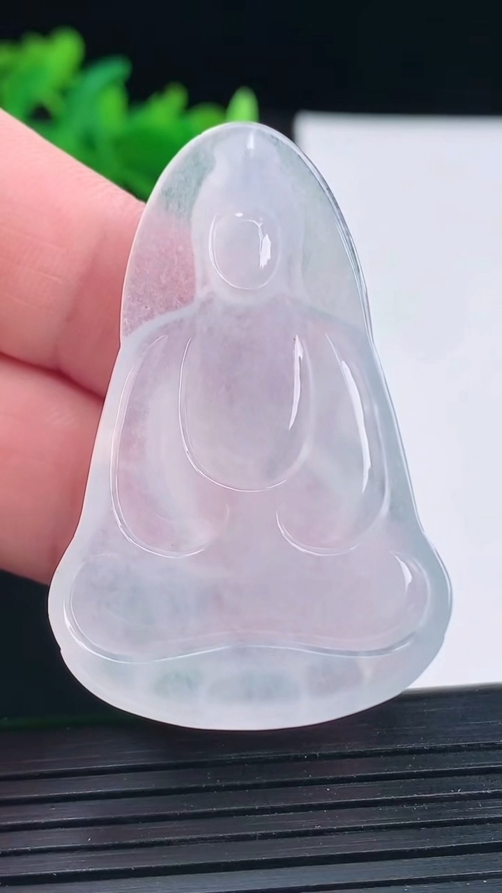 天然A货翡翠种白冰素衣观音吊坠，尺寸49-32-5.6重量:14.85g
4月12日