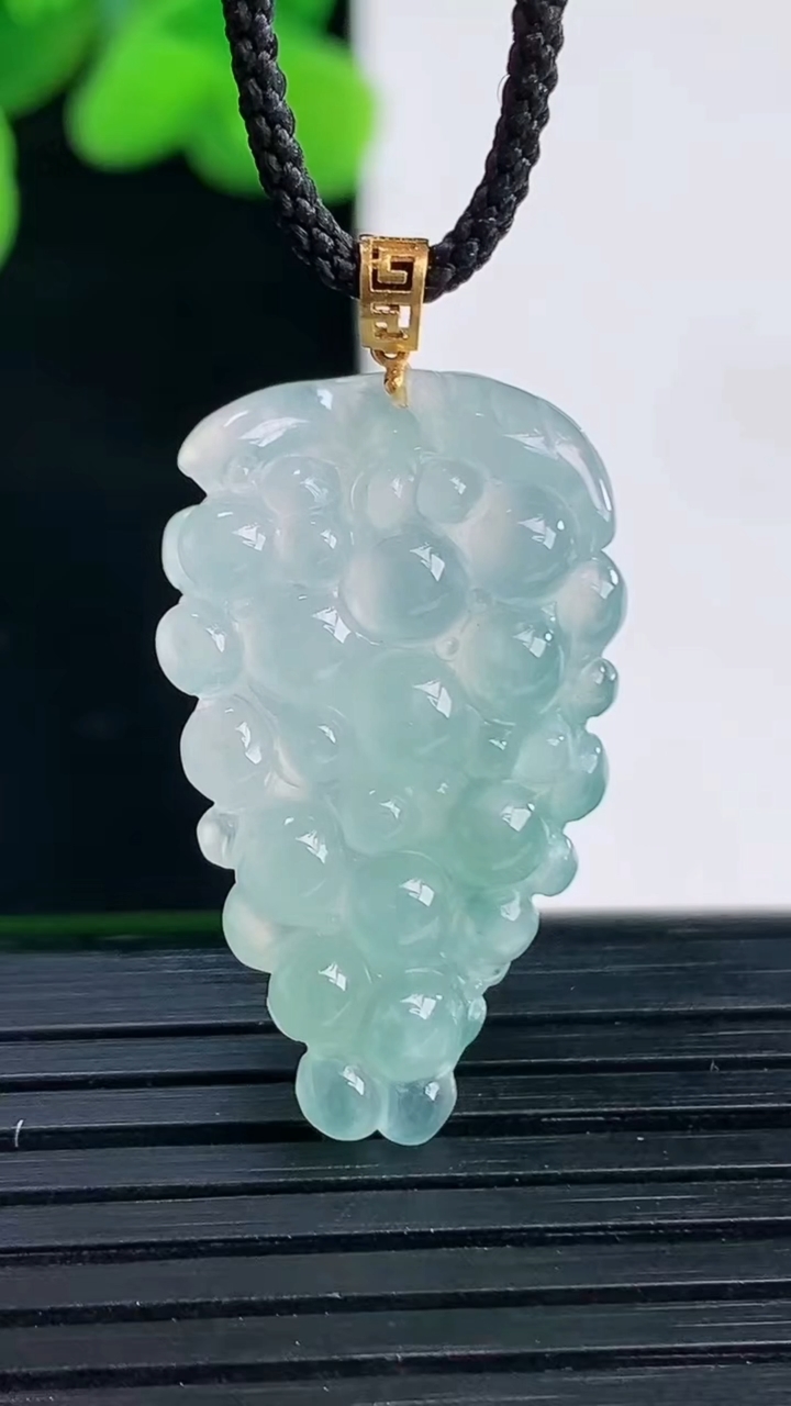 天然A货翡翠多子多福 葡萄吊坠尺28.2-17.2-5.9重量:4.52g
4月12日