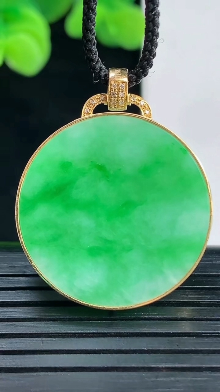 天然A货翡翠无事牌吊坠尺寸25.2-4.1重量:7.45g
4月12日