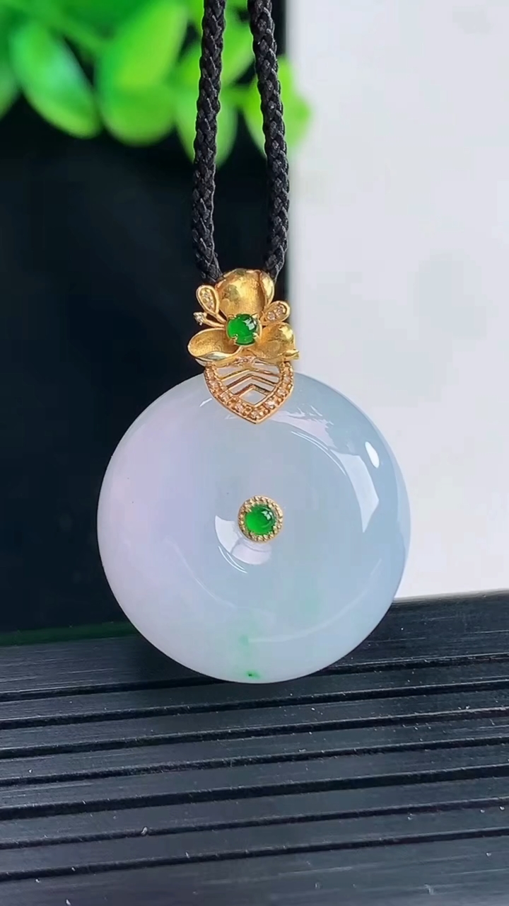 天然A货翡翠18k金春带彩 紫罗兰平安扣吊坠，尺寸22-12重量:12.33g
4月12日