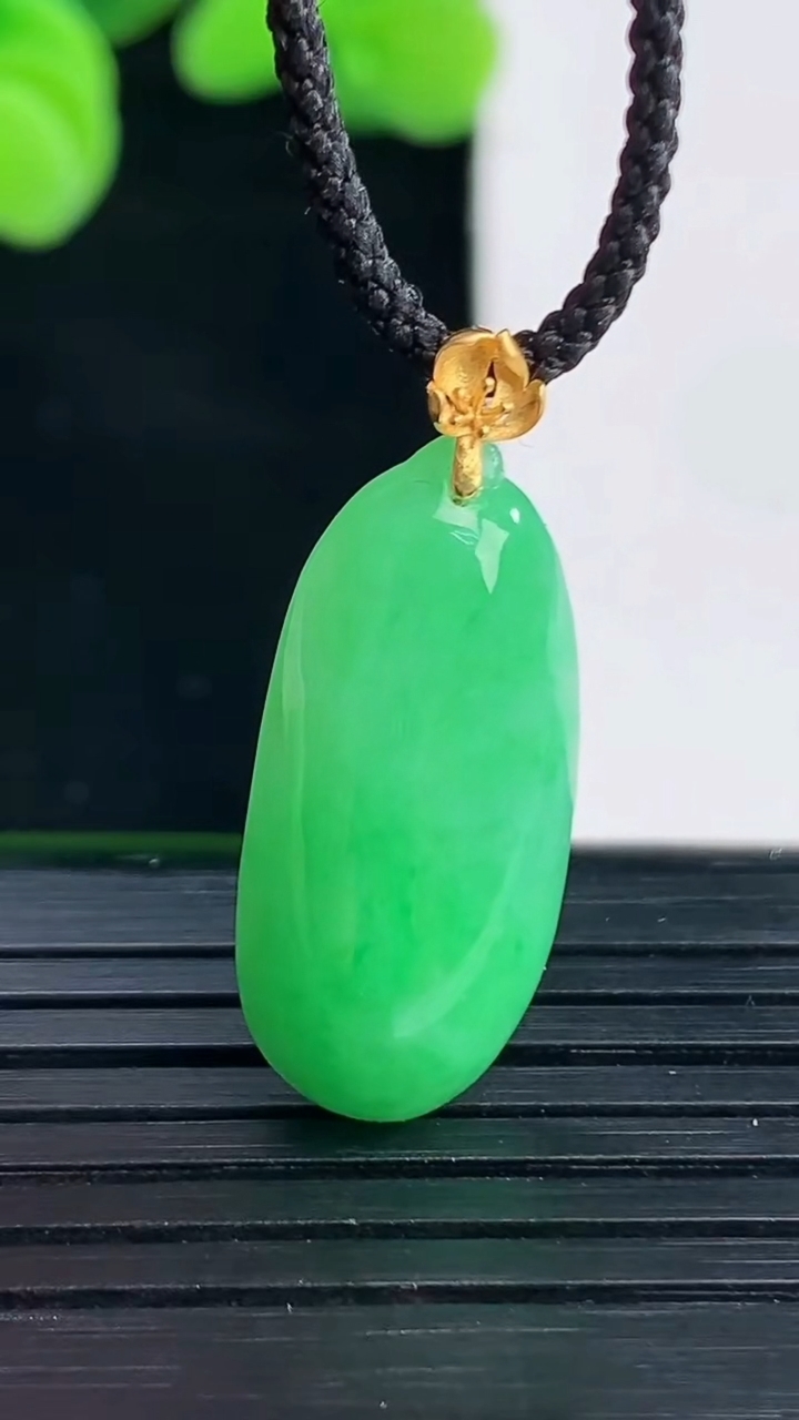 天然A货翡翠福瓜吊坠尺寸28.2-10.6-5重量:2.60g
4月12日