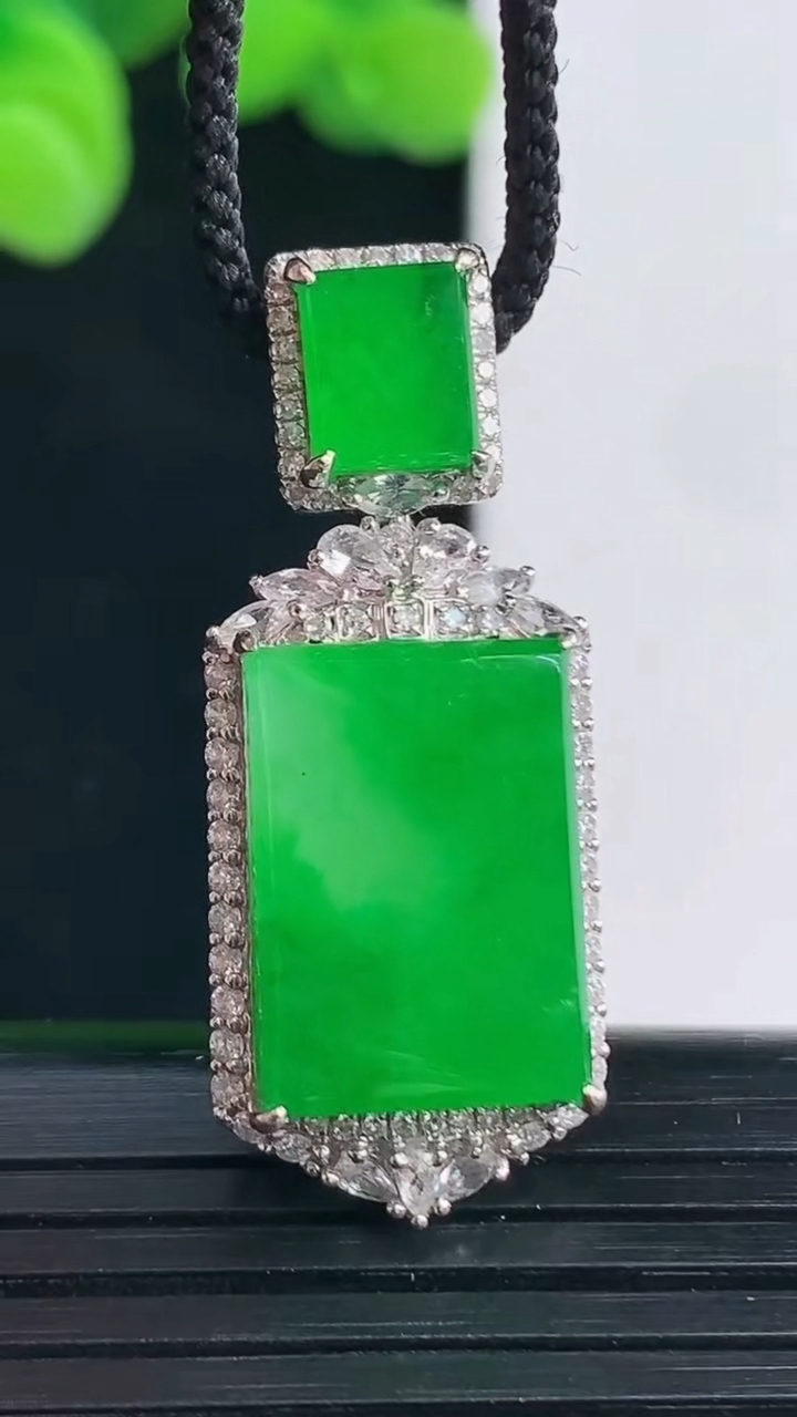 天然A货翡翠无事牌吊坠尺寸33.8-13.6-8.8裸石15.3-10.8重量:6.82g
4月12日