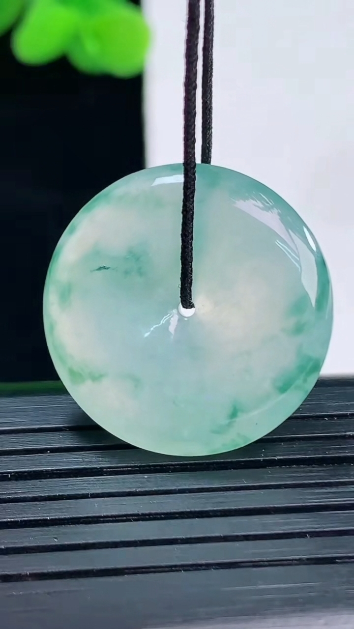 天然A货翡翠冰种飘花平安扣吊坠尺寸24.4-5.6重量:7.01g
4月12日