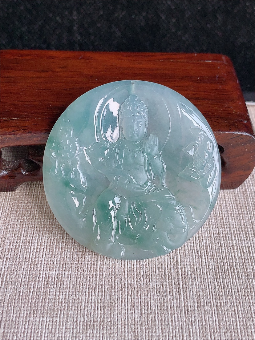 天然A货翡翠飘花一刀切普贤菩萨吊坠 
尺寸49.6-4.7mm 重量22.23g 0411