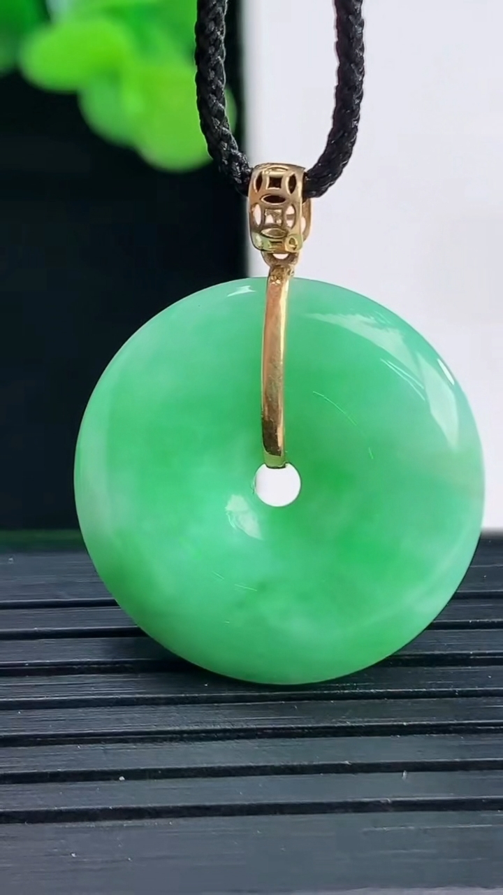 天然A货翡翠平安扣吊坠尺寸23-5重量:6.07g
4月12日