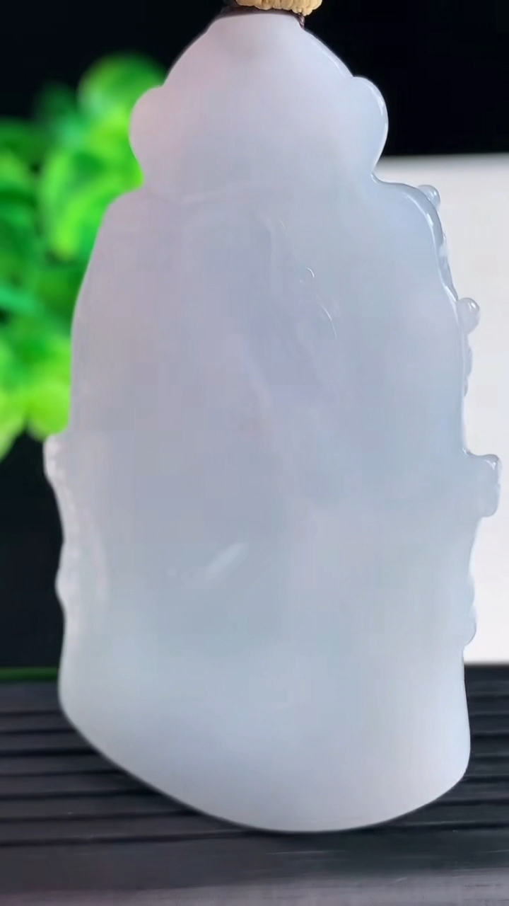 天然A货翡翠紫罗兰观音头吊坠尺寸64.7-37.8-11.9重量:52.50g
4月12日