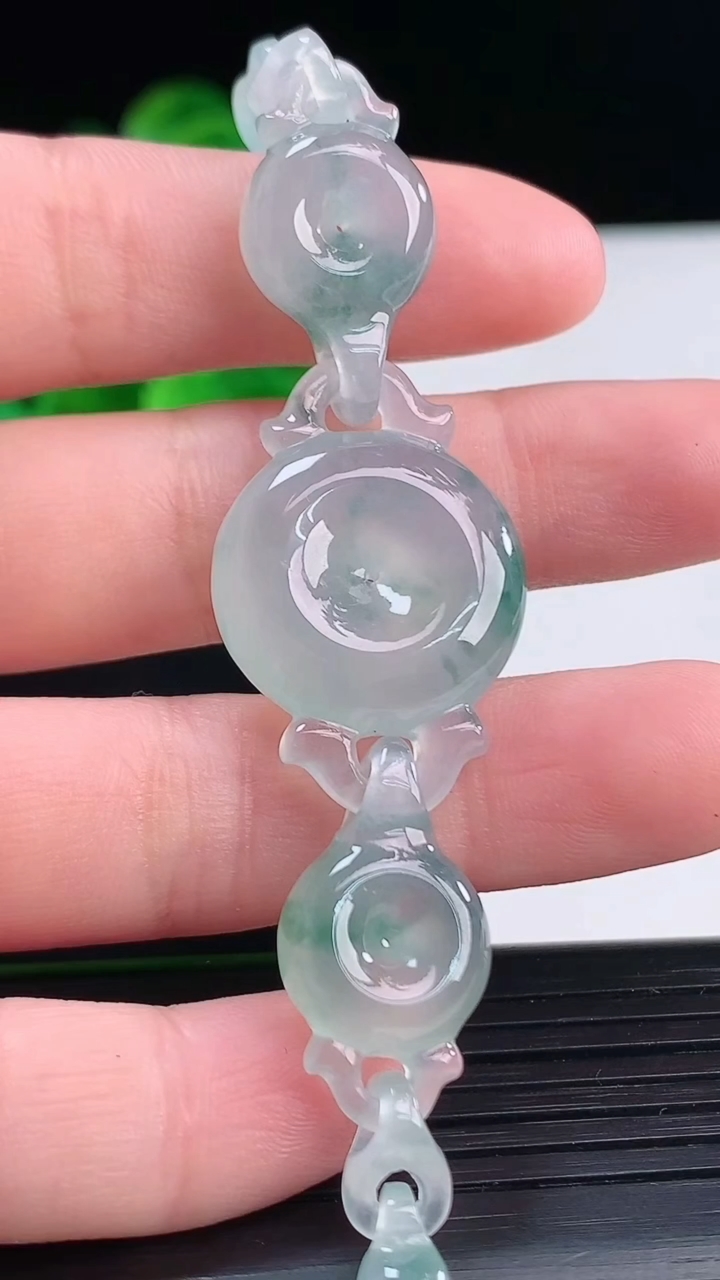 天然A货翡翠种飘花平安扣吊坠尺寸19.1-6重量:11.83g
4月12日