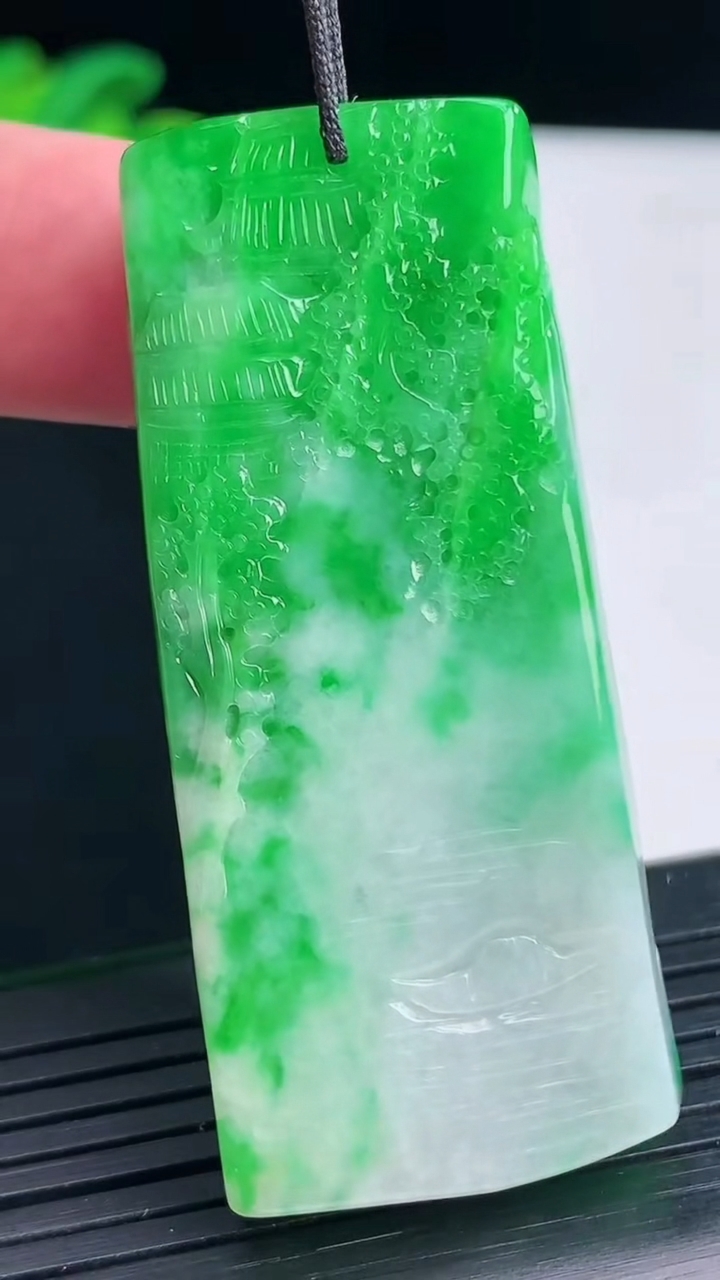天然A货翡翠山水牌吊坠，尺寸55.6-25.6-9.6重量:27.73g
4月12日