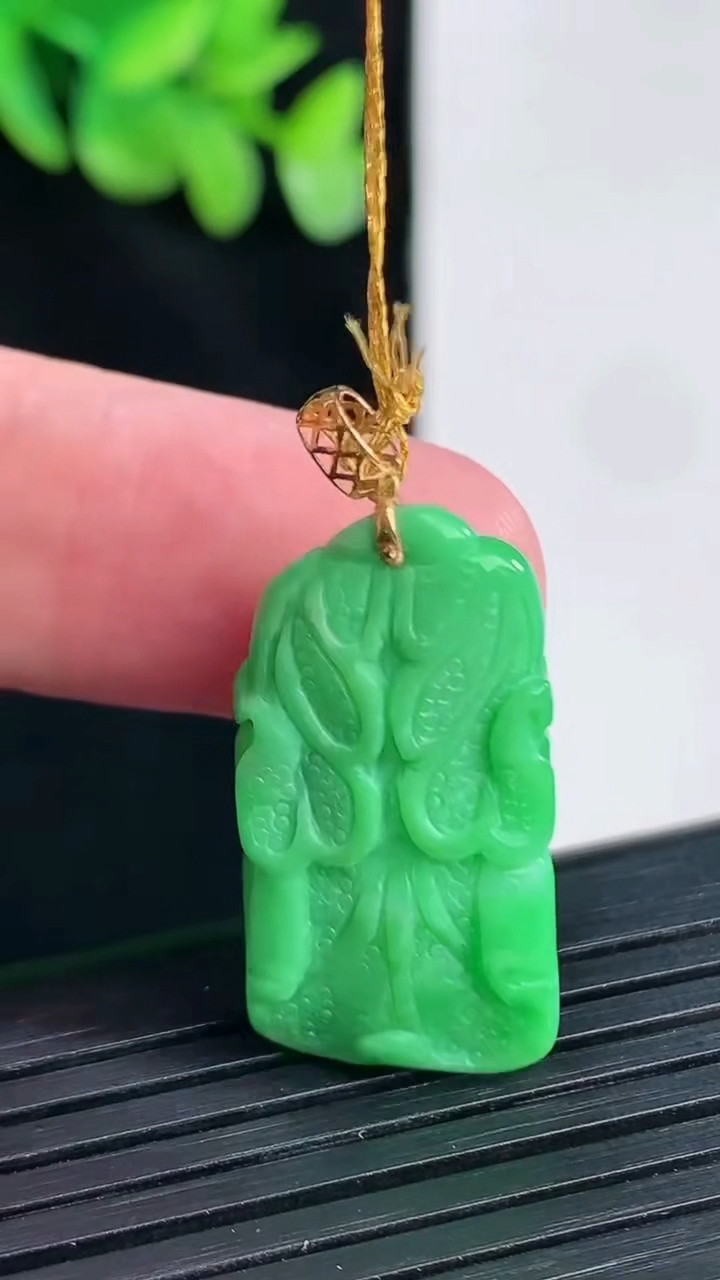 天然A货翡翠白菜吊坠，尺寸26.5-15-9.5重量:7.83g
4月12日