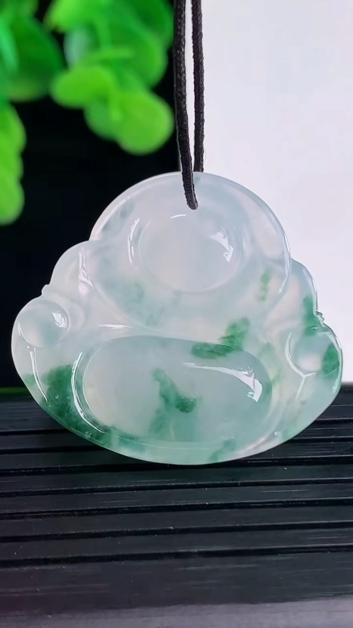 天然A货翡翠冰种飘花佛公吊坠尺寸29.6-32.1-5.8重量:9.35g
4月12日