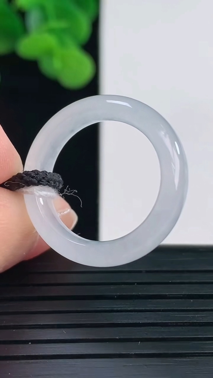 天然A货翡翠指环戒指尺寸17.9-5.6-3.3重量:3.61g2026年4月12日
工厂直销收藏佳品,种好水足，色泽均匀，有种有色，上手高大气！