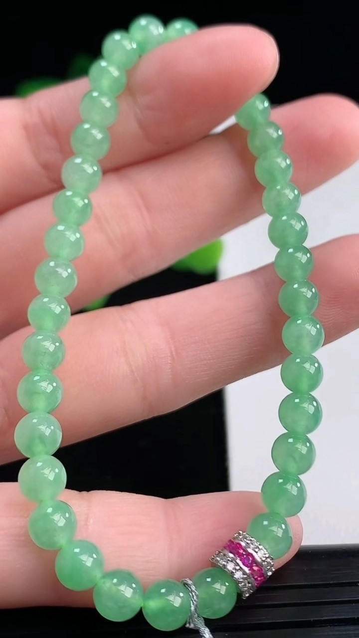 天然A货翡翠圆珠手串尺寸5.2重量:6.11g4月12日
工厂直销收藏佳品,种好水足，色泽均匀，有种有色，上手高大气！