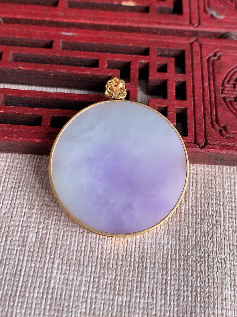 天然A货翡翠18K金镶嵌紫罗兰无事牌吊坠 
尺寸34.8-29.2-4mm 重量9.15g 0411
