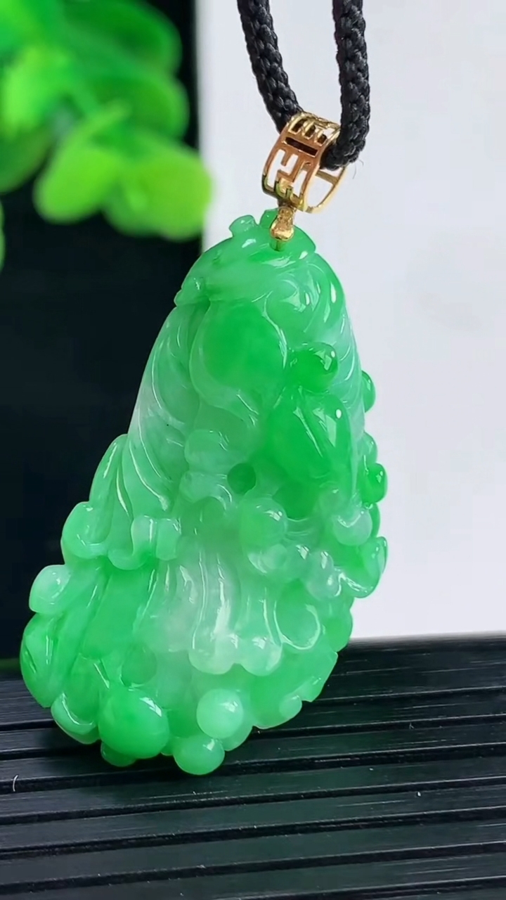 天然A货翡翠白菜吊坠尺寸37-20.2-10.5重量:11.39g
4月12日