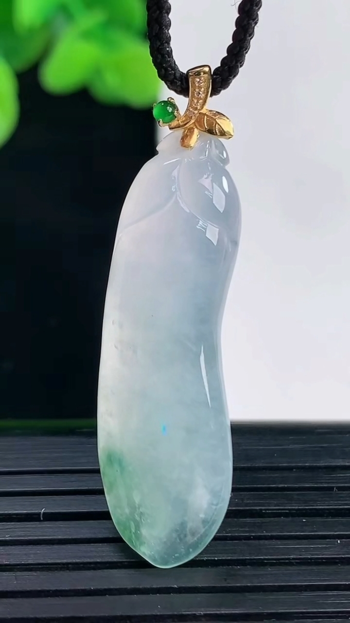 天然A货翡翠18K金飘花福瓜吊坠尺寸42.2-11.3-4.9重量:4.21g
4月12日