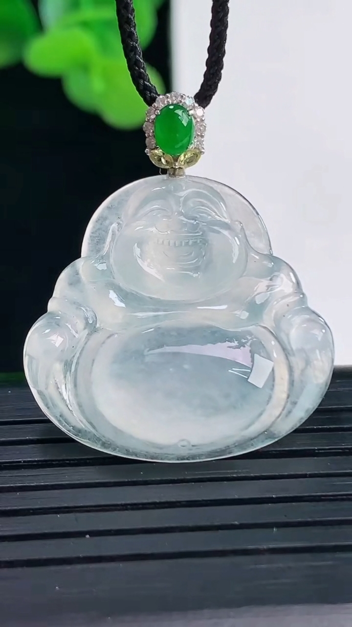 天然A货翡翠种白冰佛公吊坠尺寸25.6-27.3-4.3重量:6.06g
4月12日