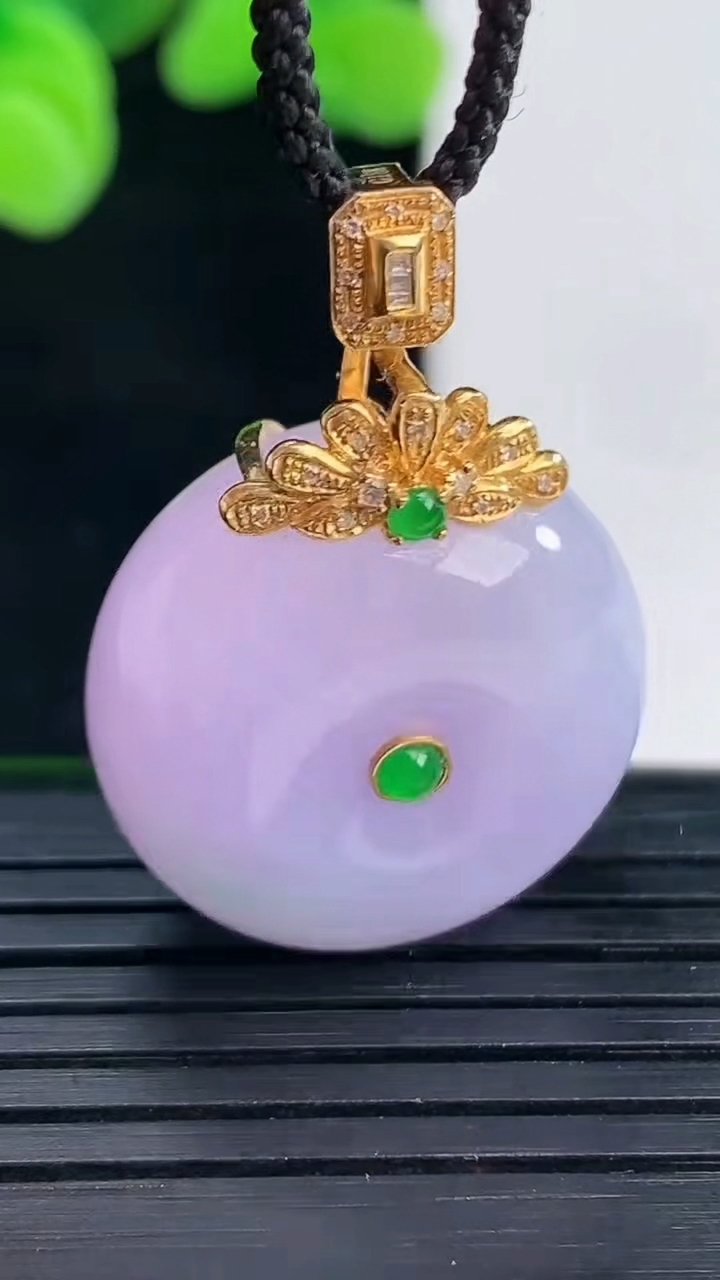 天然A货翡翠18K金紫罗兰平安扣吊坠尺寸32.4-22.1-12.1重量:14.49g
4月12日