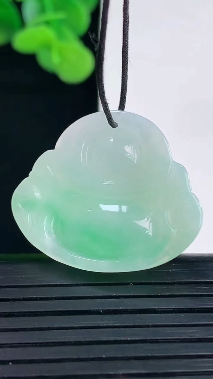 天然A货翡翠佛公吊坠尺寸24.8-29.3-5.5重量:6.19g
4月12日