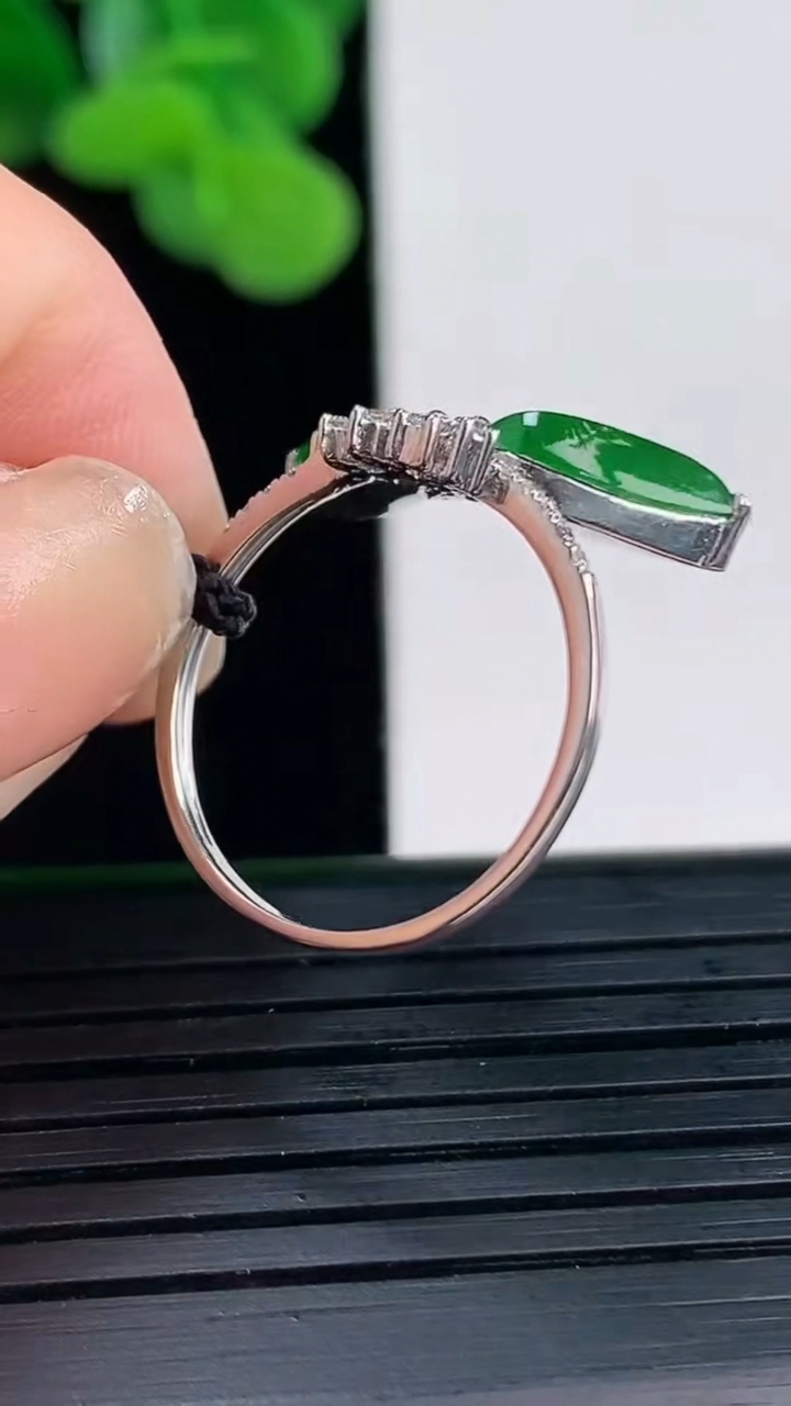 天然A货翡翠随形戒指尺寸17.7-9.7-3.9-3.8重量:2.53g2026年4月12日
工厂直销收藏佳品,种好水足，色泽均匀，有种有色，上手高大气！