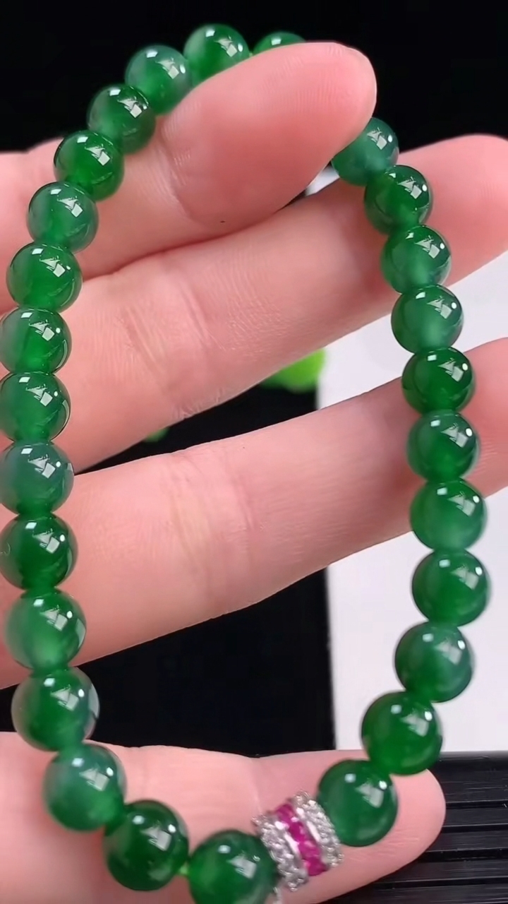 天然A货翡翠圆珠手串尺寸6.3重量:12.99g4月12日
工厂直销收藏佳品,种好水足，色泽均匀，有种有色，上手高大气！