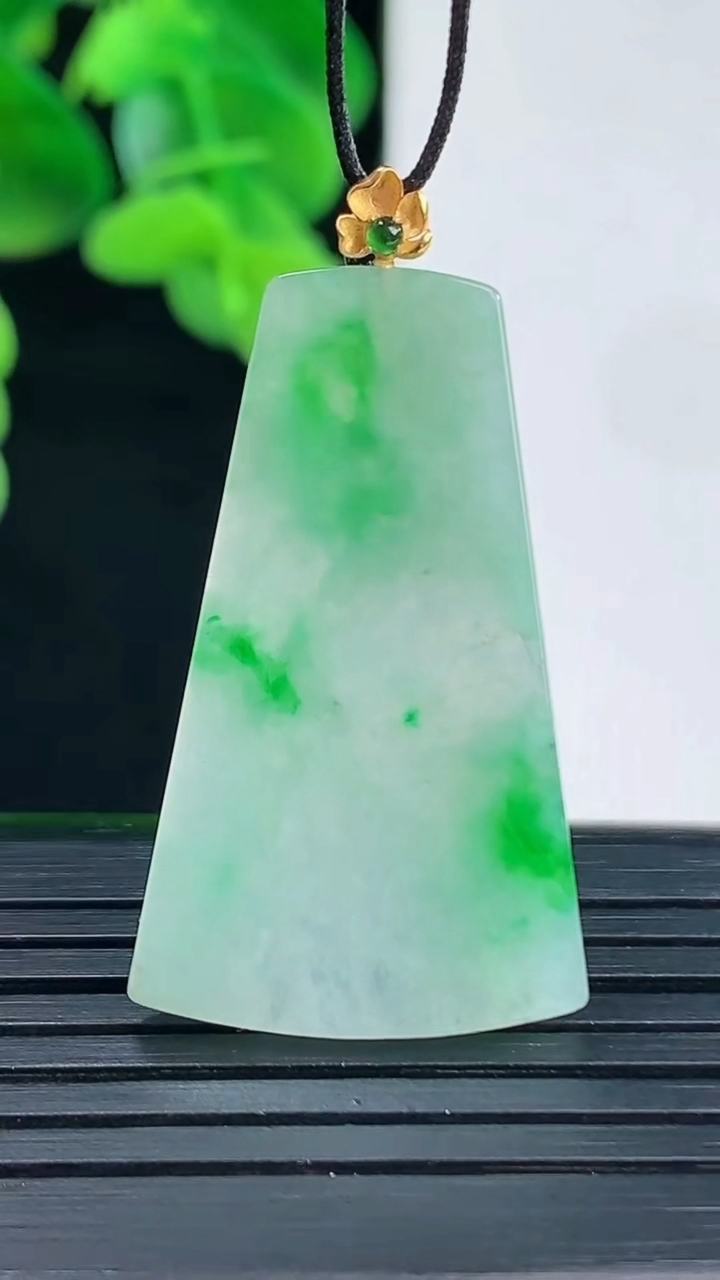 天然A货翡翠无事牌吊坠尺寸37.4-20-2重量:4.35g
4月12日