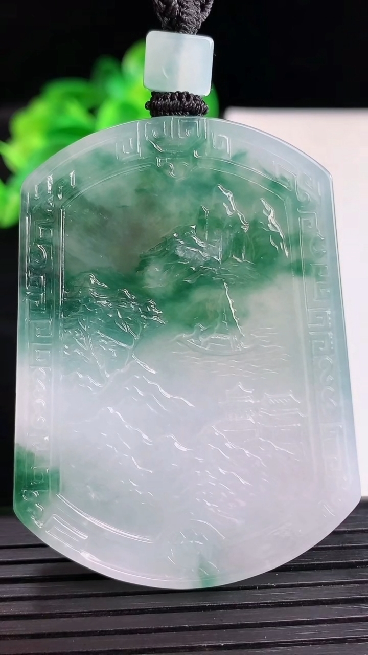 天然A货翡翠牌吊坠尺寸55.7-41.2-5.1重量:36.74g
4月12日