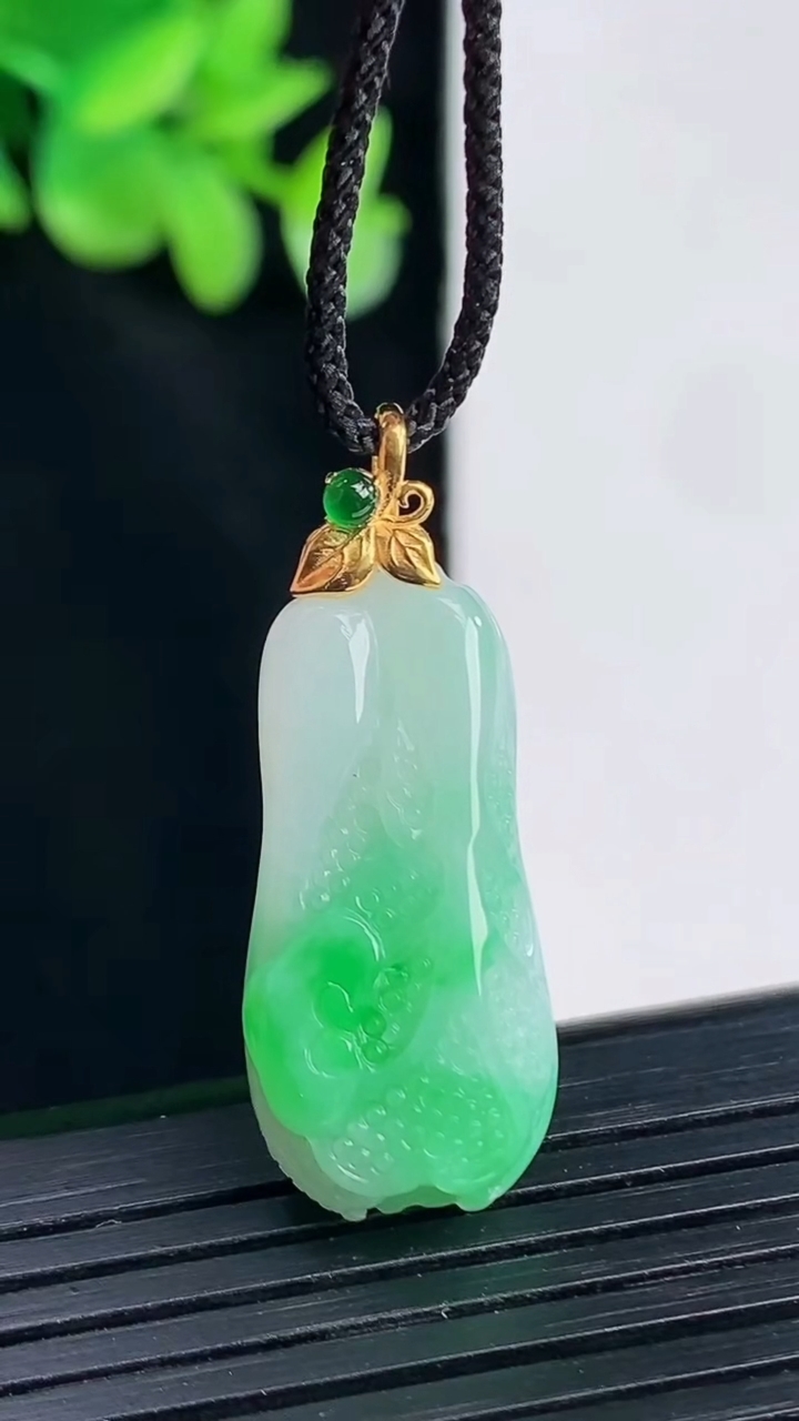 天然A货翡翠白菜吊坠，尺寸25.6-12-9重量:5.75g
4月12日