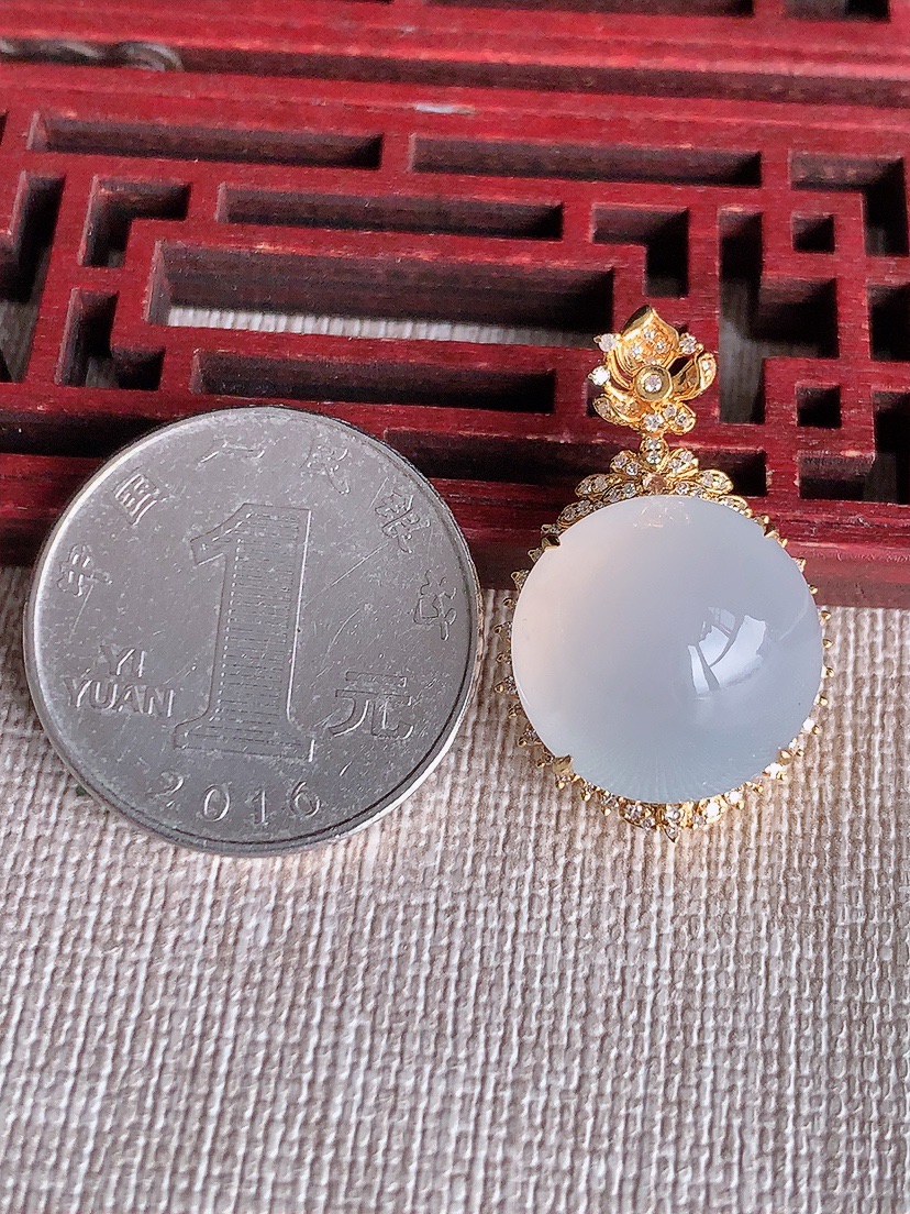 天然A货翡翠18K金伴钻镶嵌白冰白月光蛋面吊坠 
尺寸28.6-17.6-13裸石16mm 重量6.05g 0410