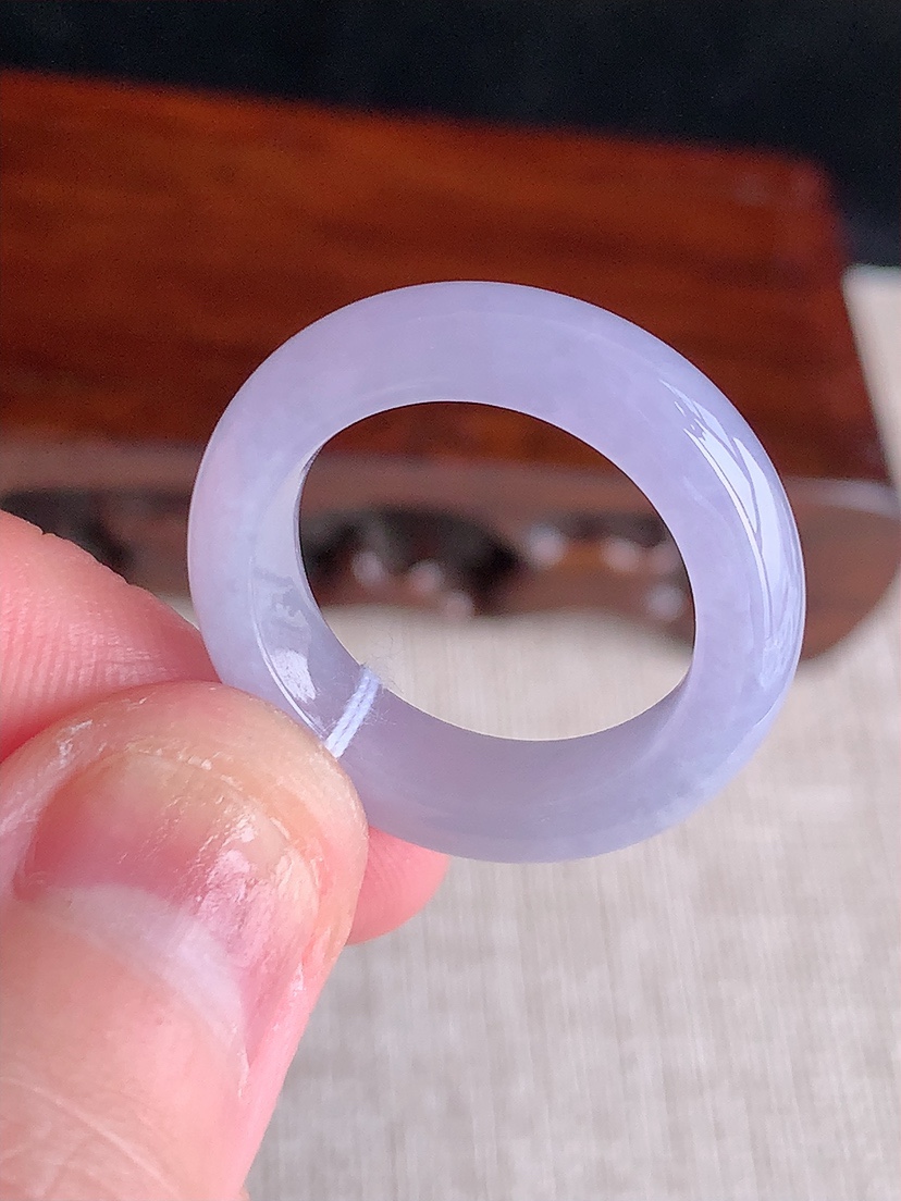 天然A货翡翠紫罗兰素面戒指 
尺寸17.4-6-4.2mm 重量4.60g 0411