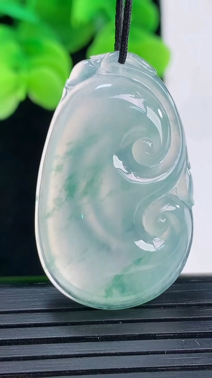 天然A货翡翠种飘花如意吊坠尺寸35.3-21.7-6重量:8.94g
4月12日