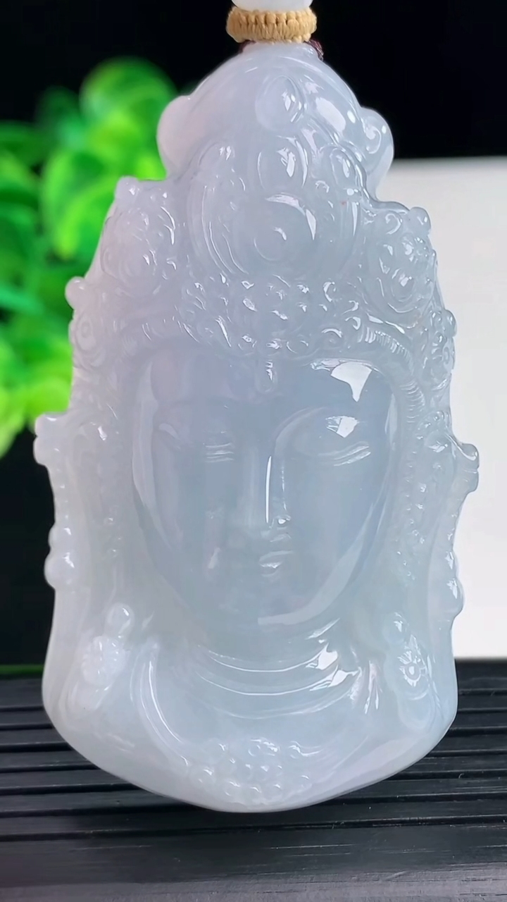 天然A货翡翠紫罗兰观音头吊坠尺寸64.7-37.8-11.9重量:52.50g
4月12日