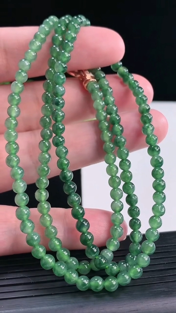 天然A货翡翠圆珠项链，尺寸4.5-148颗重量:23.31g4月12日
工厂直销收藏佳品,种好水足，色泽均匀，有种有色，上手高大气！