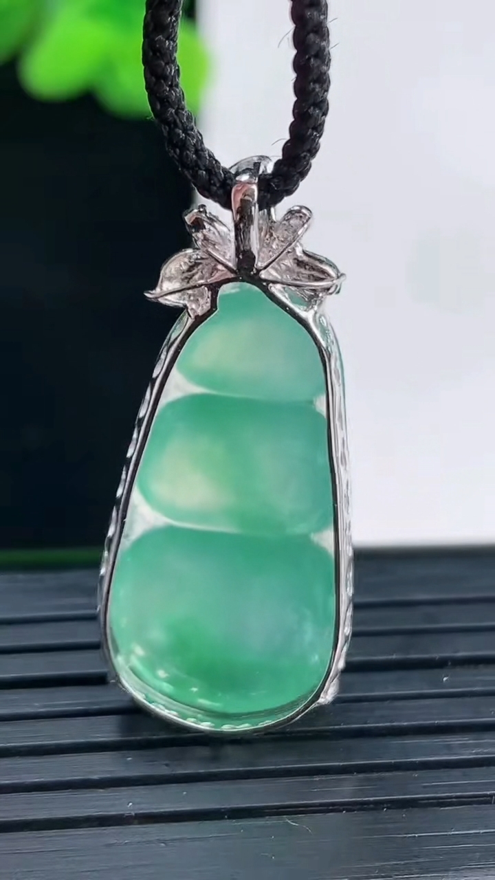 天然A货翡翠福豆吊坠尺寸33.2-14.6-7.2重量:3.87g
4月12日