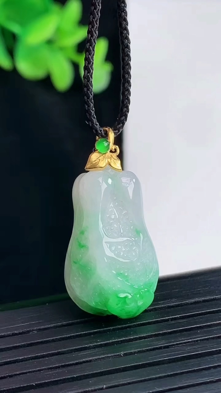 天然A货翡翠白菜吊坠，尺寸24.5-15-11重量:6.69g
4月12日