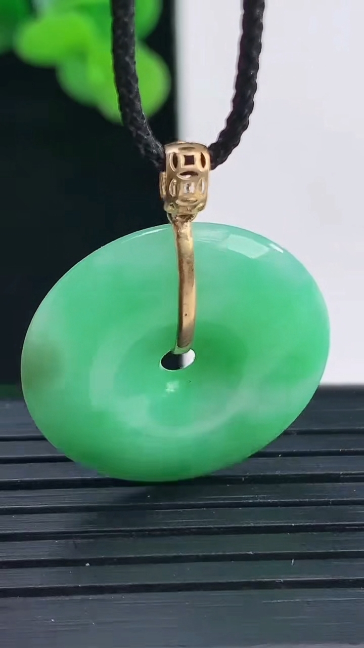 天然A货翡翠平安扣吊坠尺寸23-5重量:6.07g
4月12日