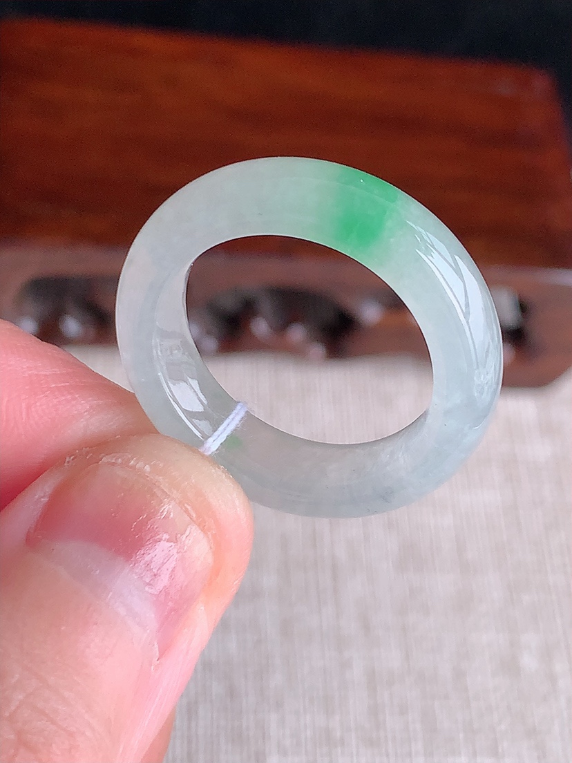 天然A货翡翠飘绿素面戒指 
尺寸18.4-6-4.2mm 重量5.00g 0411