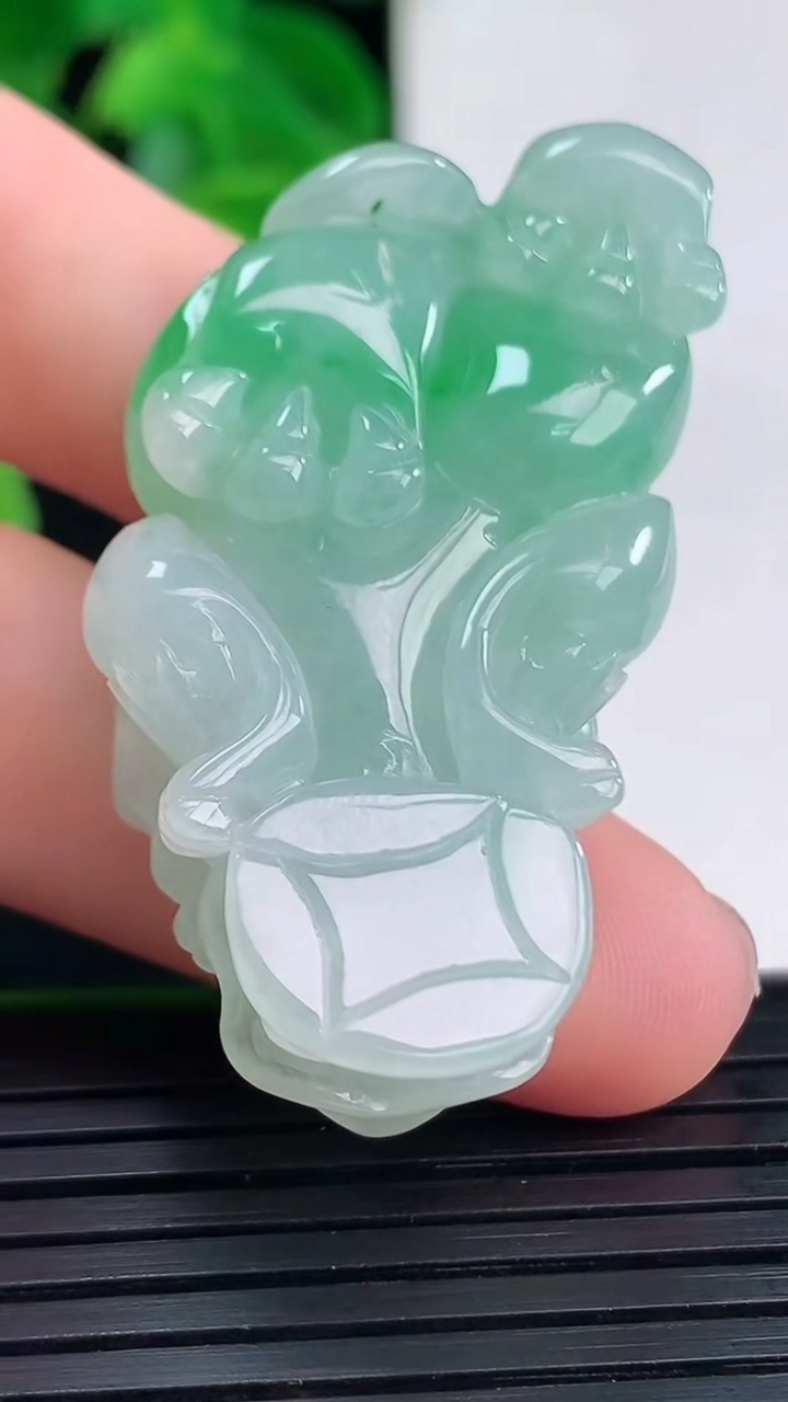 天然A货翡翠貔貅吊坠尺寸44.8-22.4-12.4重量:22.81g
4月12日