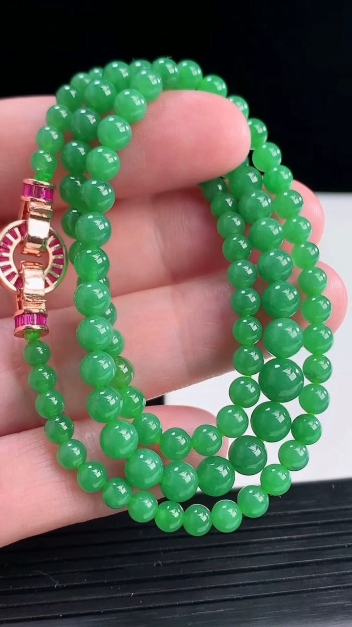 天然A货翡翠圆珠项链 尺寸4.5-108颗重量:21.68g
4月12日