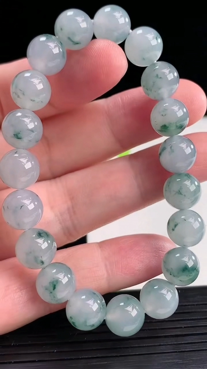 天然A货翡翠种飘花圆珠手串，尺寸10-19颗重量:32.83g4月12日
工厂直销收藏佳品,种好水足，色泽均匀，有种有色，上手高大气！