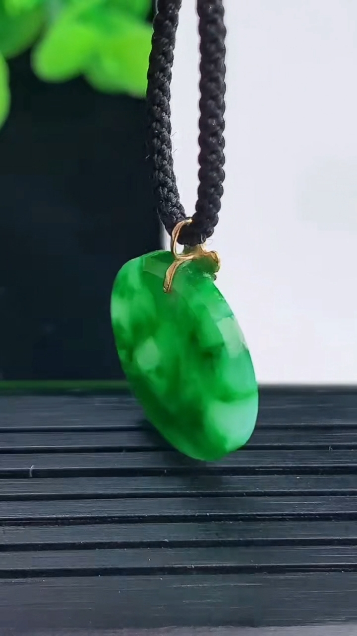 天然A货翡翠无事牌吊坠尺寸17.6-2.7重量:2.39g
4月12日