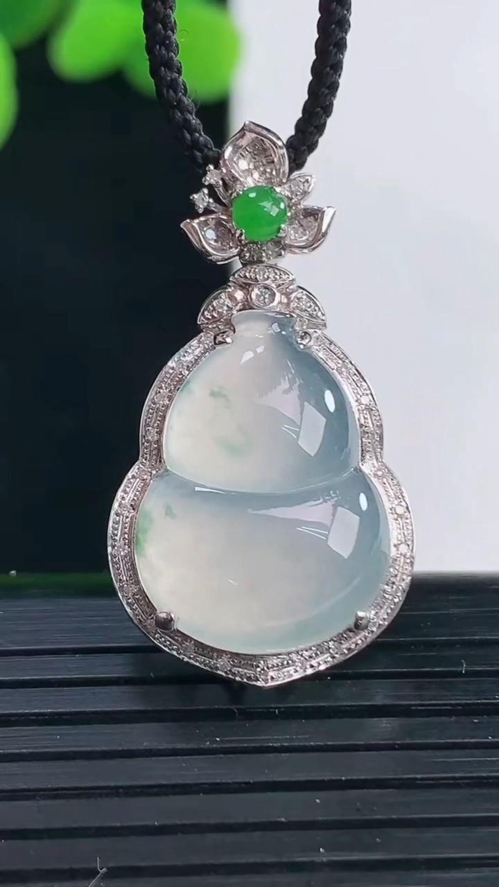 天然A货翡翠种飘花葫芦吊坠尺寸32.2-17.9-8.4裸石19.5-14.5重量:5.00g
4月