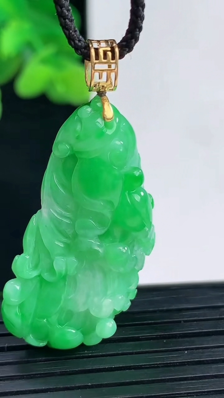 天然A货翡翠白菜吊坠尺寸37-20.2-10.5重量:11.39g
4月12日